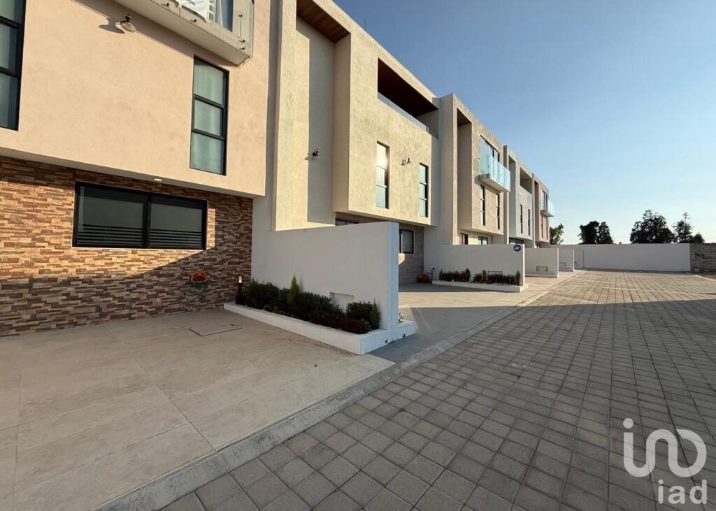VENTA DE CASA NUEVA CON ACABADOS PREMIUM A TRES MINUTOS DE ZEREZOTLA