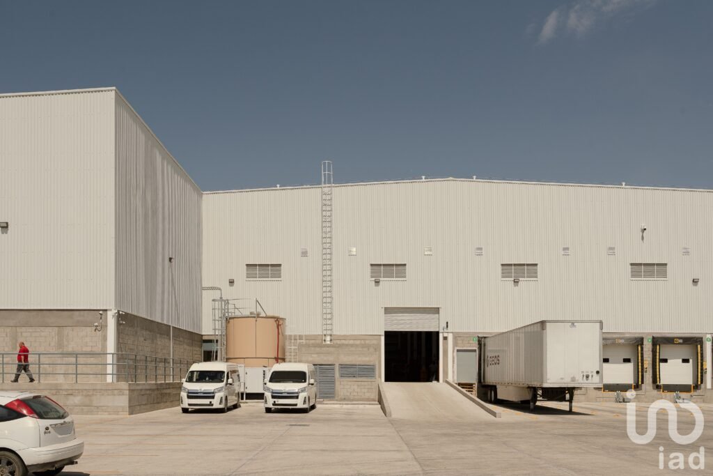 Bodega en Venta en salida a Autopista Cabo San Lucas, La paz, Baja California Sur.