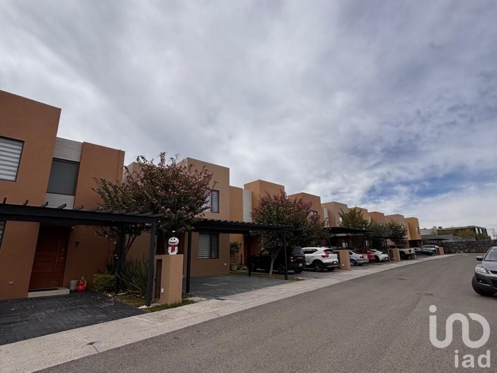 CASA EN VENTA ZIBATA, FRENTE AL PARQUE JAMADI