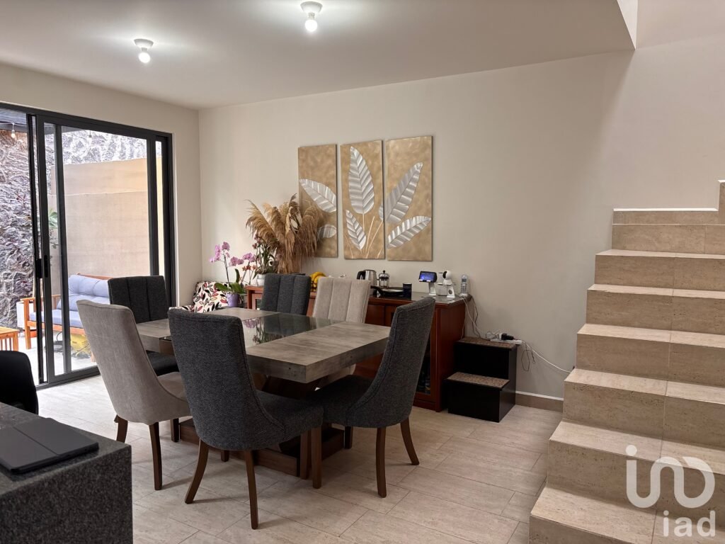 CASA EN VENTA ZIBATA, FRENTE AL PARQUE JAMADI