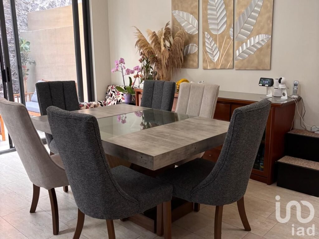 CASA EN VENTA ZIBATA, FRENTE AL PARQUE JAMADI