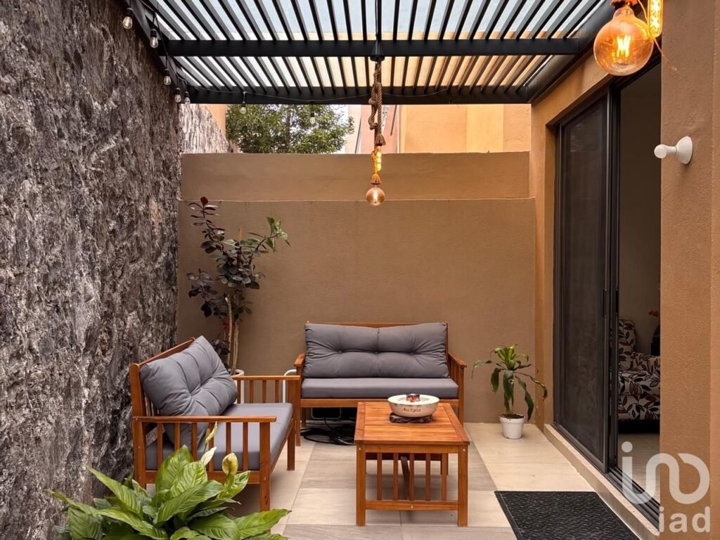 CASA EN VENTA ZIBATA, FRENTE AL PARQUE JAMADI