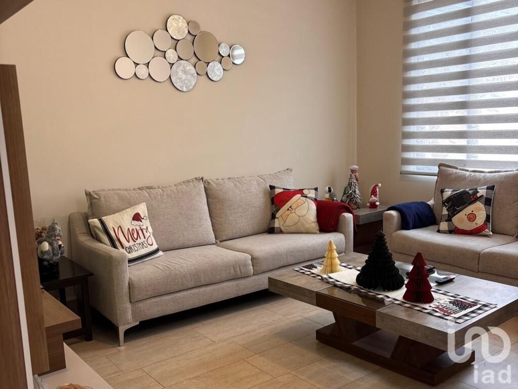 CASA EN VENTA ZIBATA, FRENTE AL PARQUE JAMADI