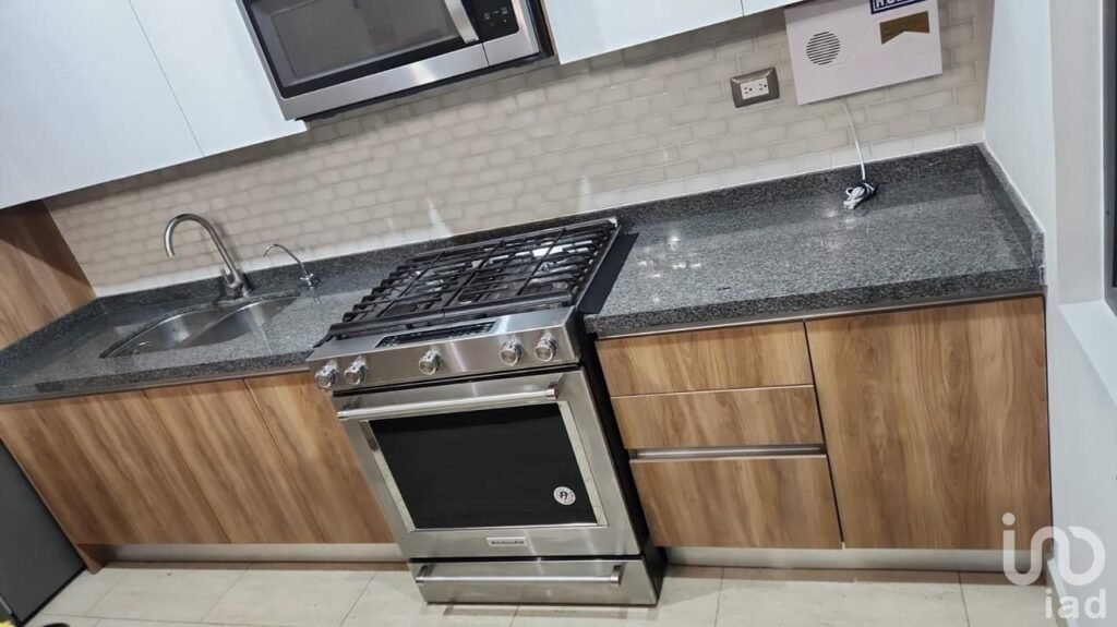 CASA EN VENTA ZIBATA, FRENTE AL PARQUE JAMADI