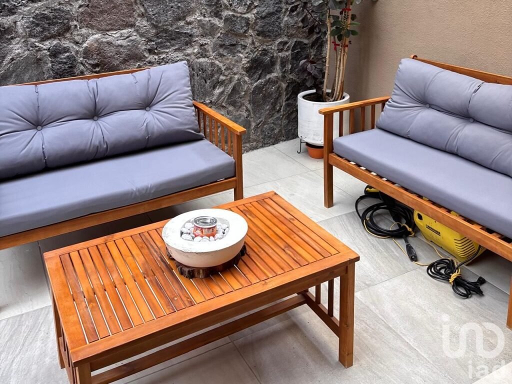 CASA EN VENTA ZIBATA, FRENTE AL PARQUE JAMADI