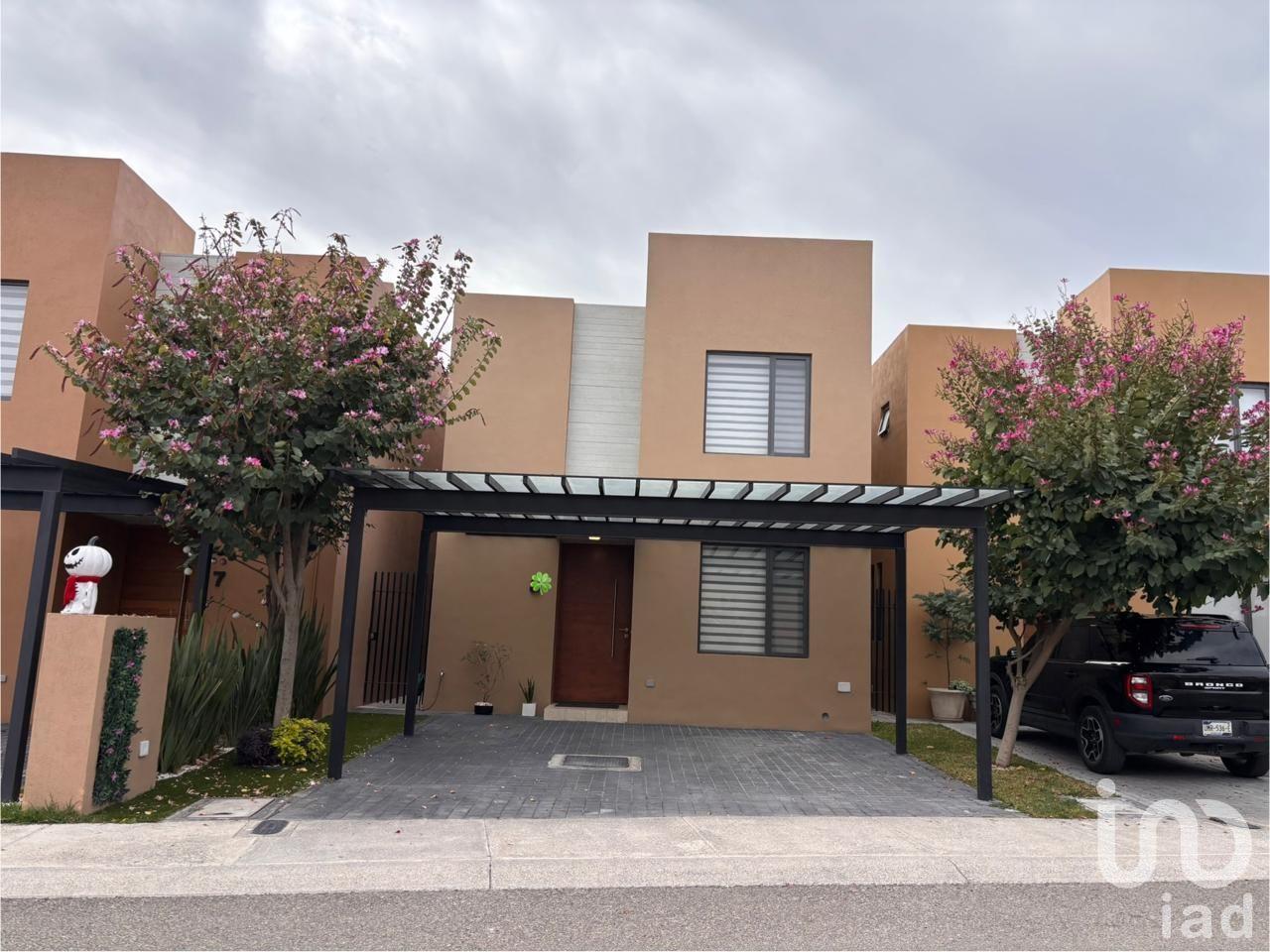 CASA EN VENTA ZIBATA, FRENTE AL PARQUE JAMADI