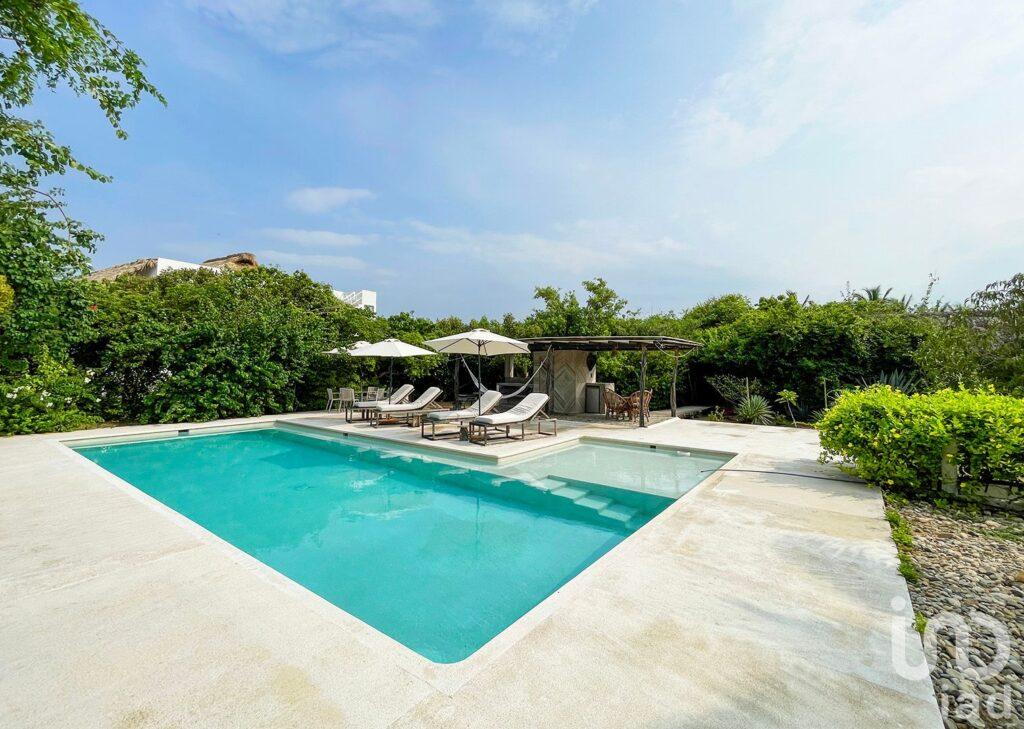 A 50 METROS DEL MAR : CASA EN VENTA EN COSTA CUMANÁ, PUERTO ESCONDIDO