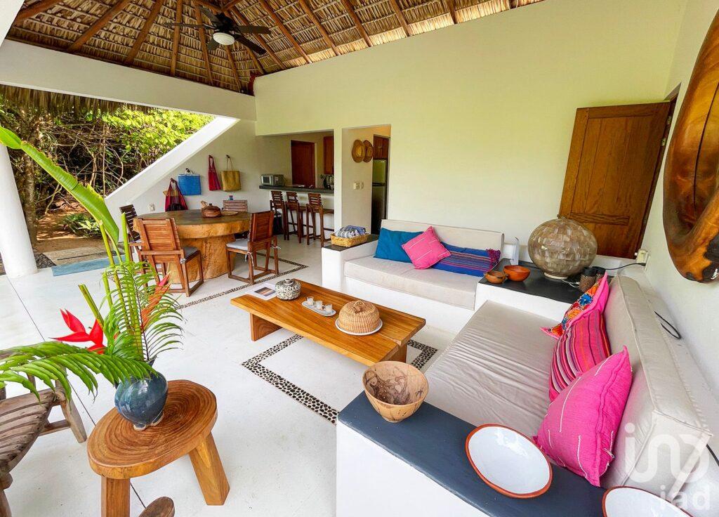 A 50 METROS DEL MAR : CASA EN VENTA EN COSTA CUMANÁ, PUERTO ESCONDIDO