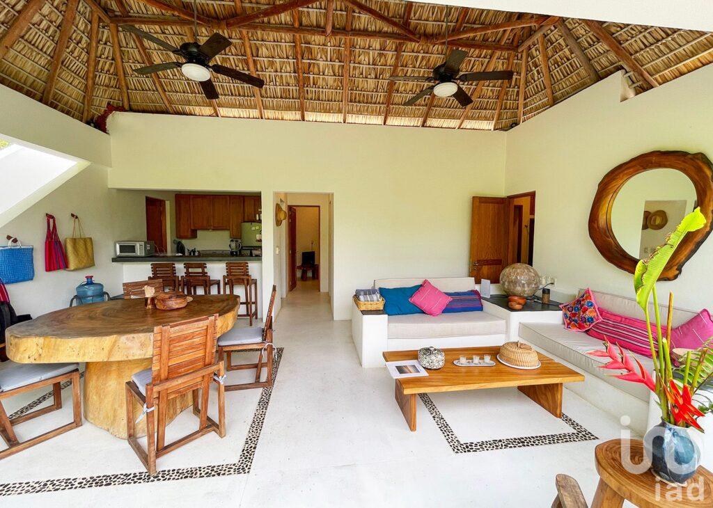 A 50 METROS DEL MAR : CASA EN VENTA EN COSTA CUMANÁ, PUERTO ESCONDIDO