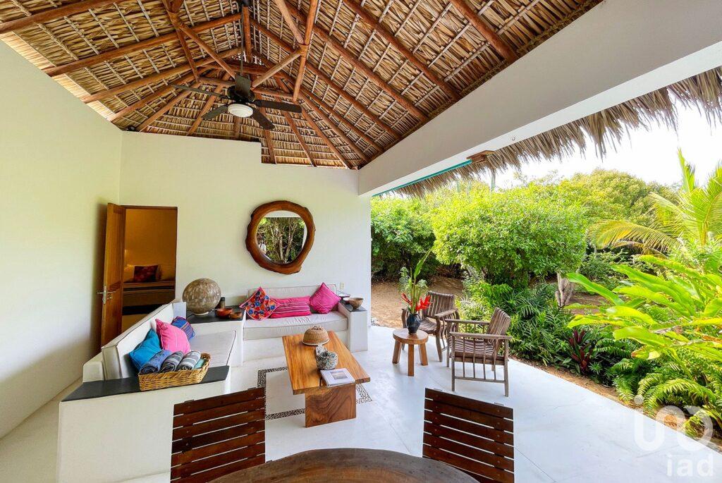 A 50 METROS DEL MAR : CASA EN VENTA EN COSTA CUMANÁ, PUERTO ESCONDIDO