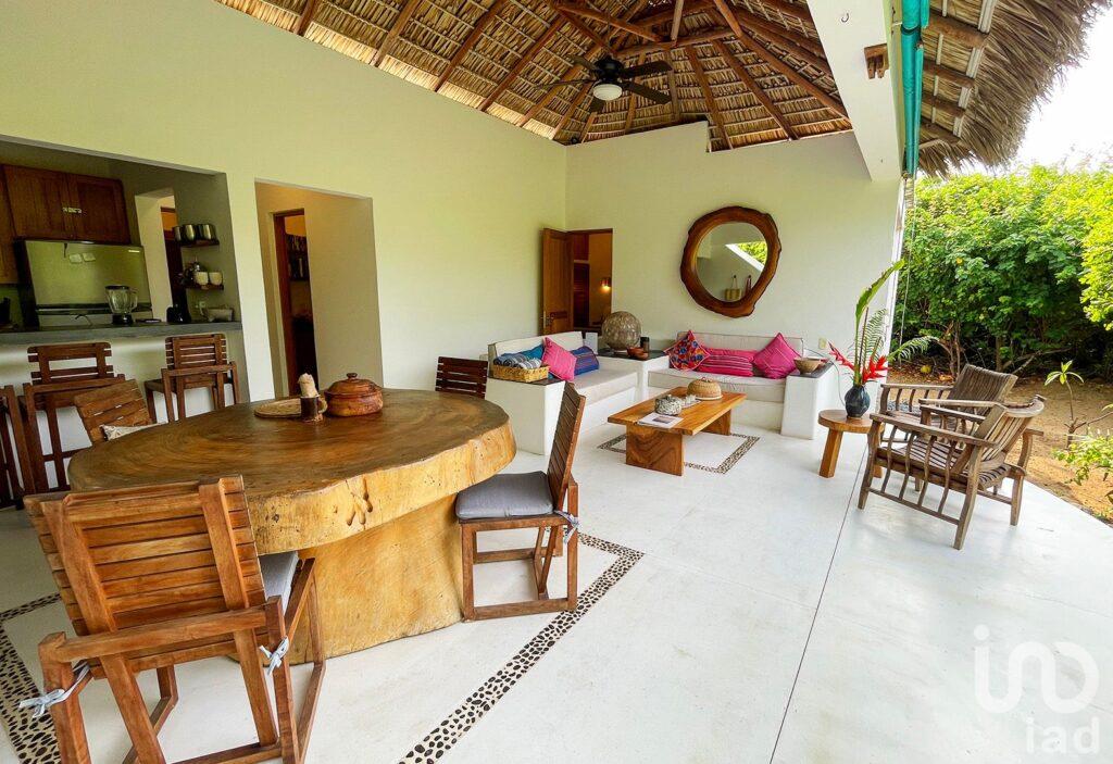 A 50 METROS DEL MAR : CASA EN VENTA EN COSTA CUMANÁ, PUERTO ESCONDIDO
