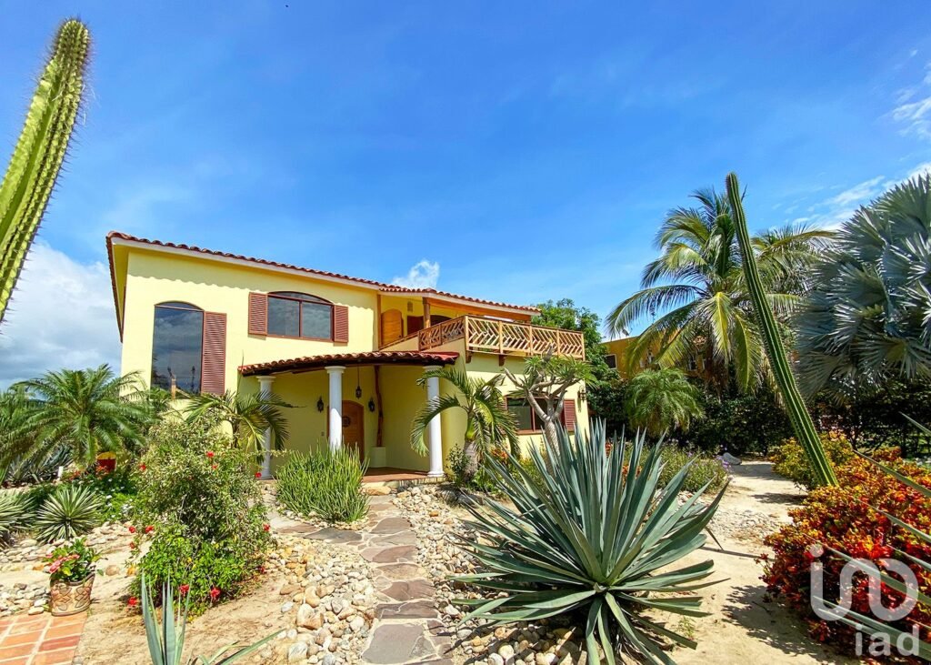 CASA EN VENTA EN RANCHO NEPTUNO, PUERTO ESCONDIDO