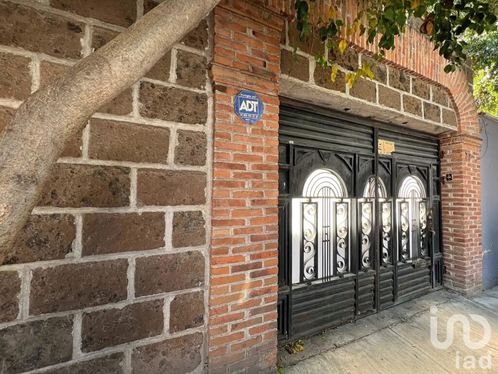 Casa en RENTA, Col. ARQUITOS. Ideal para Oficina, Consultorios, Proyecto Institucional.