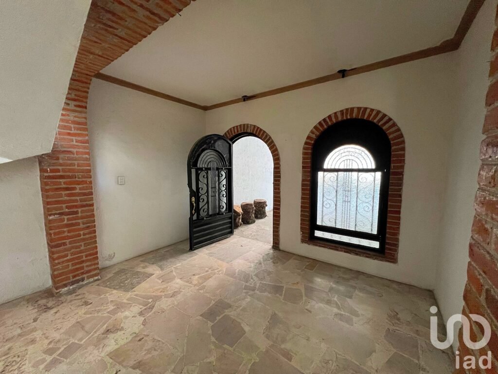 Casa en RENTA, Col. ARQUITOS. Ideal para Oficina, Consultorios, Proyecto Institucional.