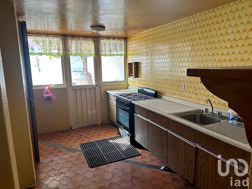 RENTA LOCAL COMERCIAL USO DE SUELO EXTENSO COMO TERRENO MIRAMONTES PERICOAPA