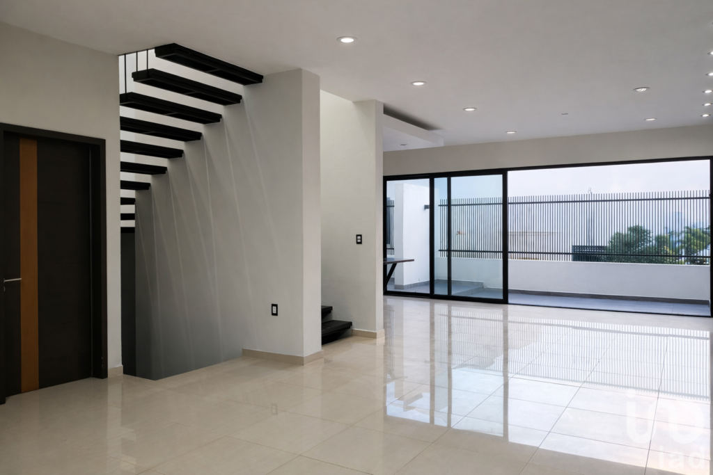 Casa en Venta. Recámara en planta baja. Salida a dos vialidades. Sótano.