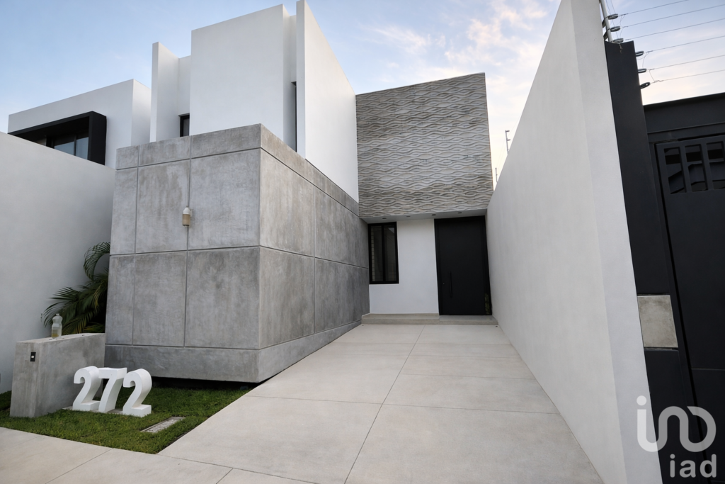 Casa en Venta. Recámara en planta baja. Salida a dos vialidades. Sótano.