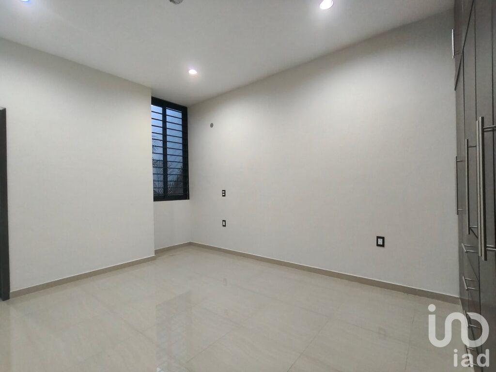 Casa en Venta. Recámara en planta baja. Salida a dos vialidades. Sótano.
