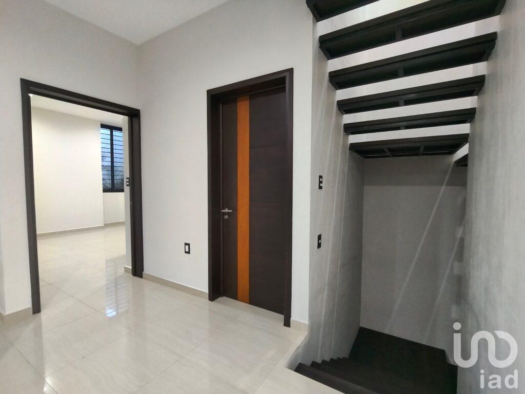 Casa en Venta. Recámara en planta baja. Salida a dos vialidades. Sótano.