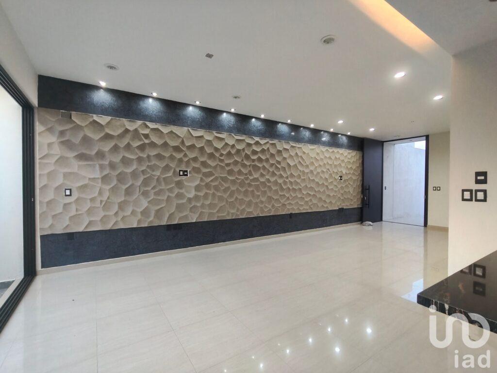 Casa en Venta. Recámara en planta baja. Salida a dos vialidades. Sótano.