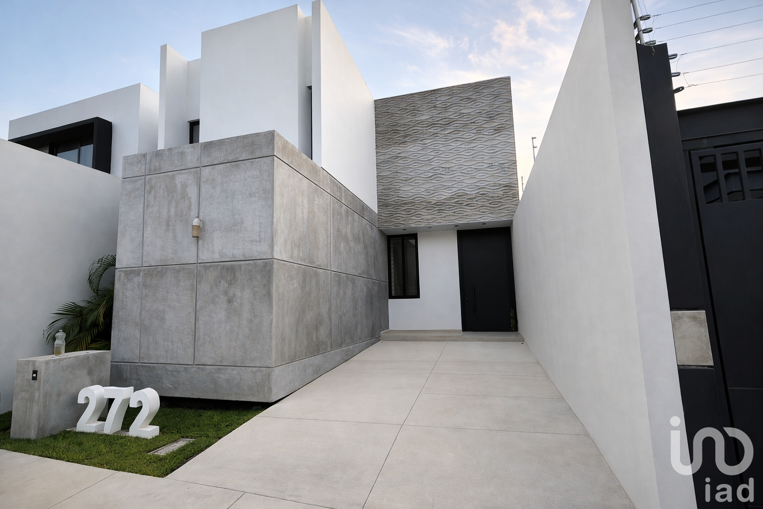 Casa en Venta. Recámara en planta baja. Salida a dos vialidades. Sótano.