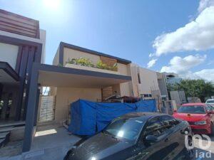 Casa en Venta en Vía Cumbres, Cancún, Quintana Roo 4 recámaras, 4.5 baños y alberca Casa en Venta en Vía Cumbres, Cancún, Quintana Roo 4 recámaras, 4.5 baños y alberca