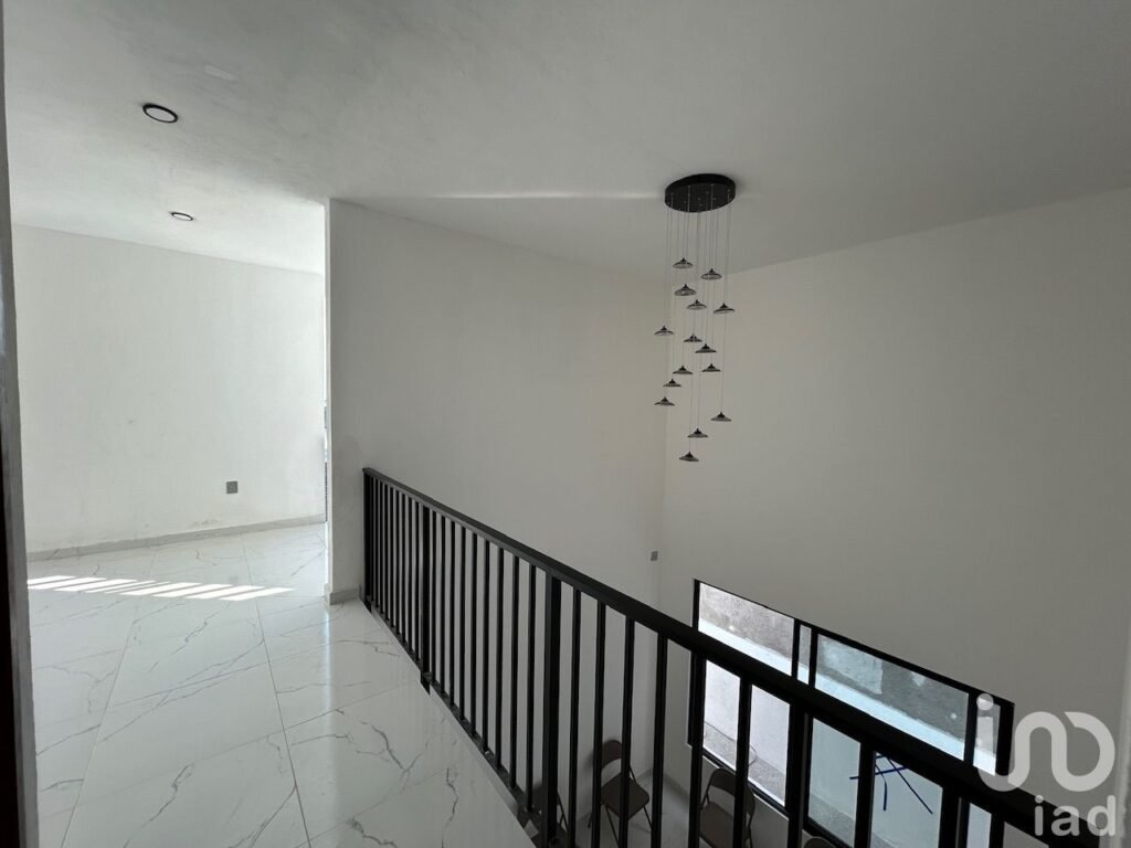 Casa en condominio con alberca a un lado de Burgos