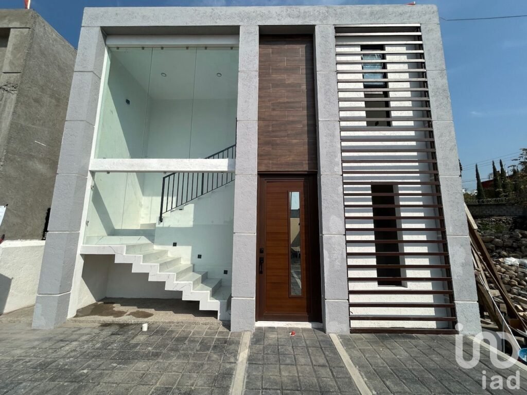 Casa en condominio con alberca a un lado de Burgos