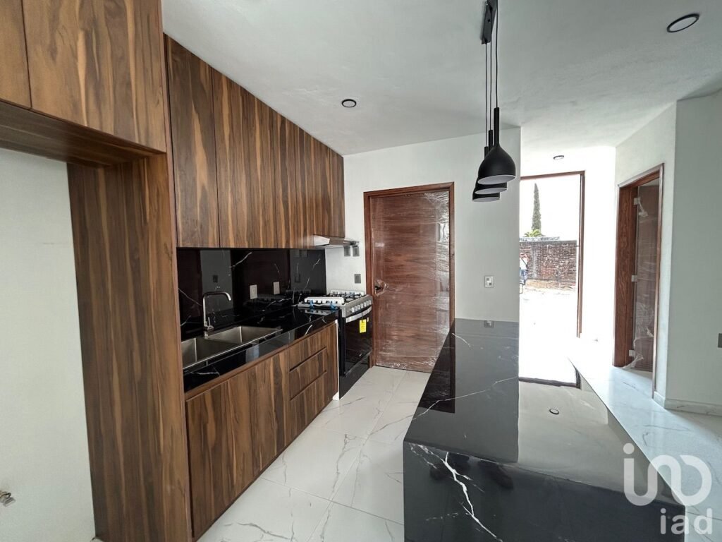 Casa en condominio con alberca a un lado de Burgos