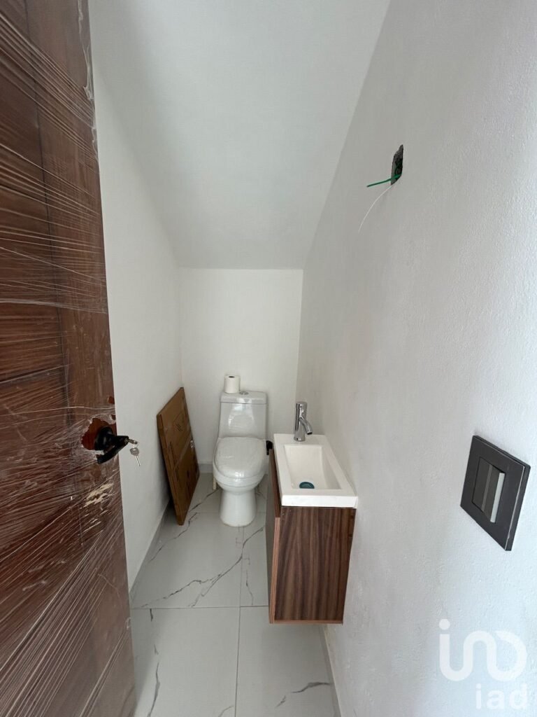 Casa en condominio con alberca a un lado de Burgos