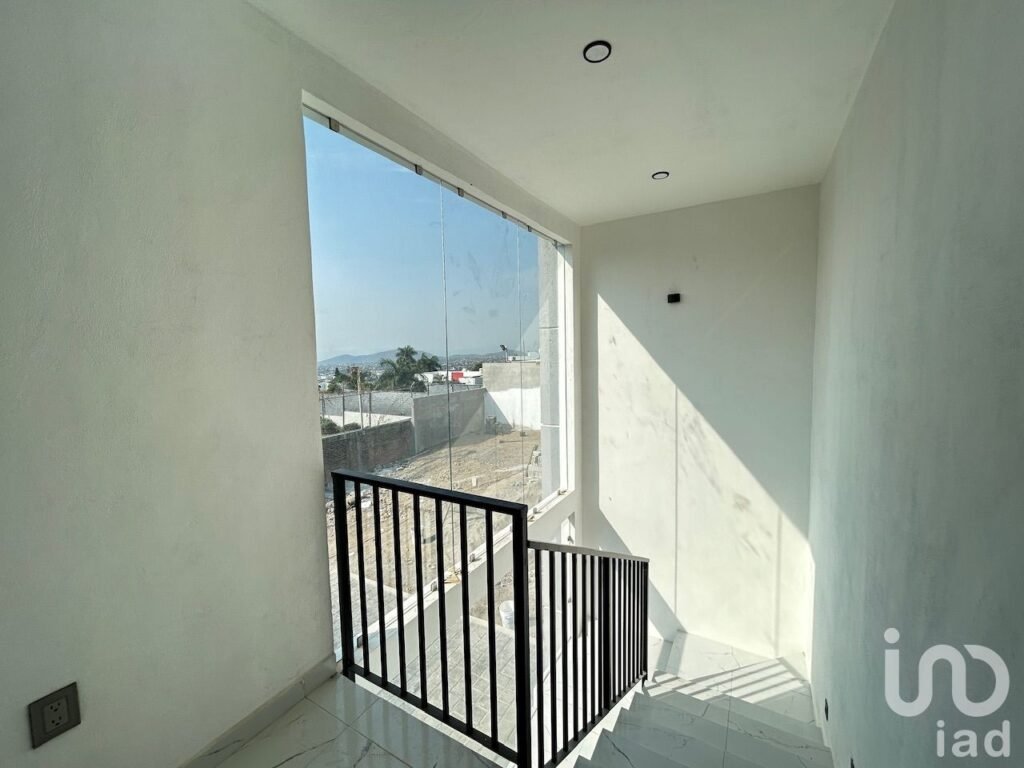 Casa en condominio con alberca a un lado de Burgos