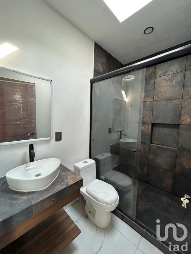 Casa en condominio con alberca a un lado de Burgos