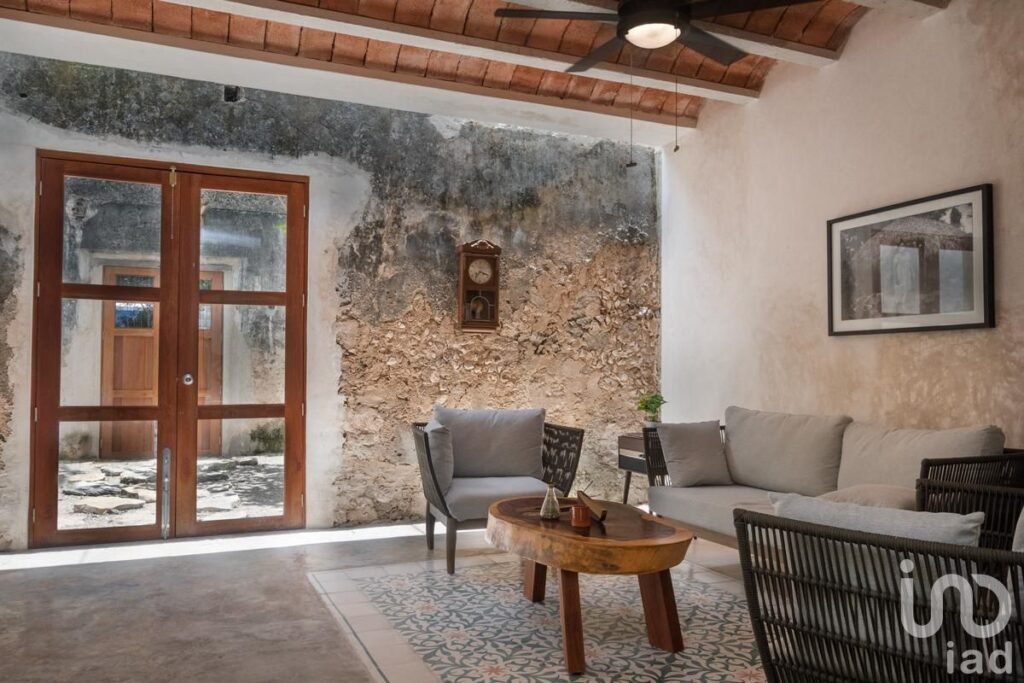 CASA RENOVADA Y TOTALMENTE AMUEBLADA EN EL CENTRO DE CONKAL, MÉRIDA YUCATÁN