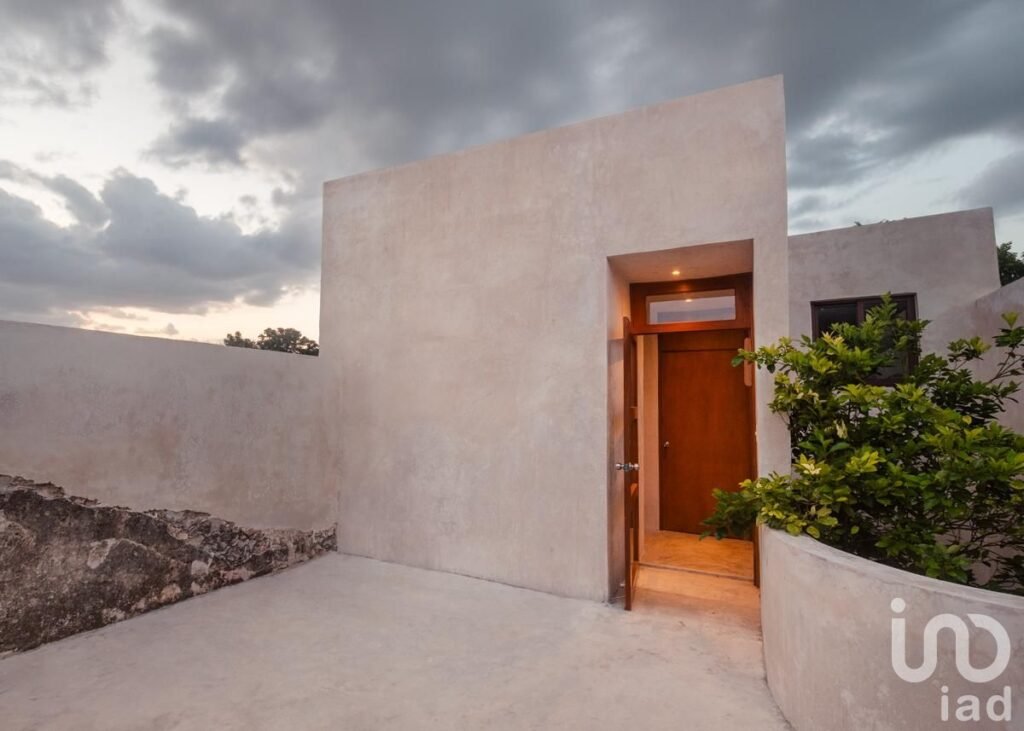 CASA RENOVADA Y TOTALMENTE AMUEBLADA EN EL CENTRO DE CONKAL, MÉRIDA YUCATÁN