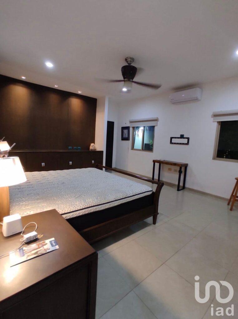 Bella Casa Amueblada en renta 5 Recamaras y Alberca, Jardines de Merida $39,900