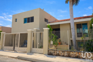 Bella Casa Amueblada en renta 5 Recamaras y Alberca, Jardines de Merida $39,900