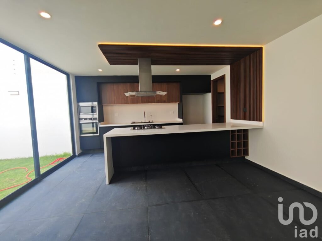 VENTA Exclusiva Residencia en Parque Guanajuato: Lujo y Seguridad en Lomas de Angelópolis III