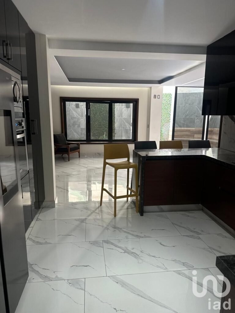 SE VENDE CASA EN FRACCIONAMIENTO LA RIOJA TLAJOMULCO DE ZUÑIGA JALISCO