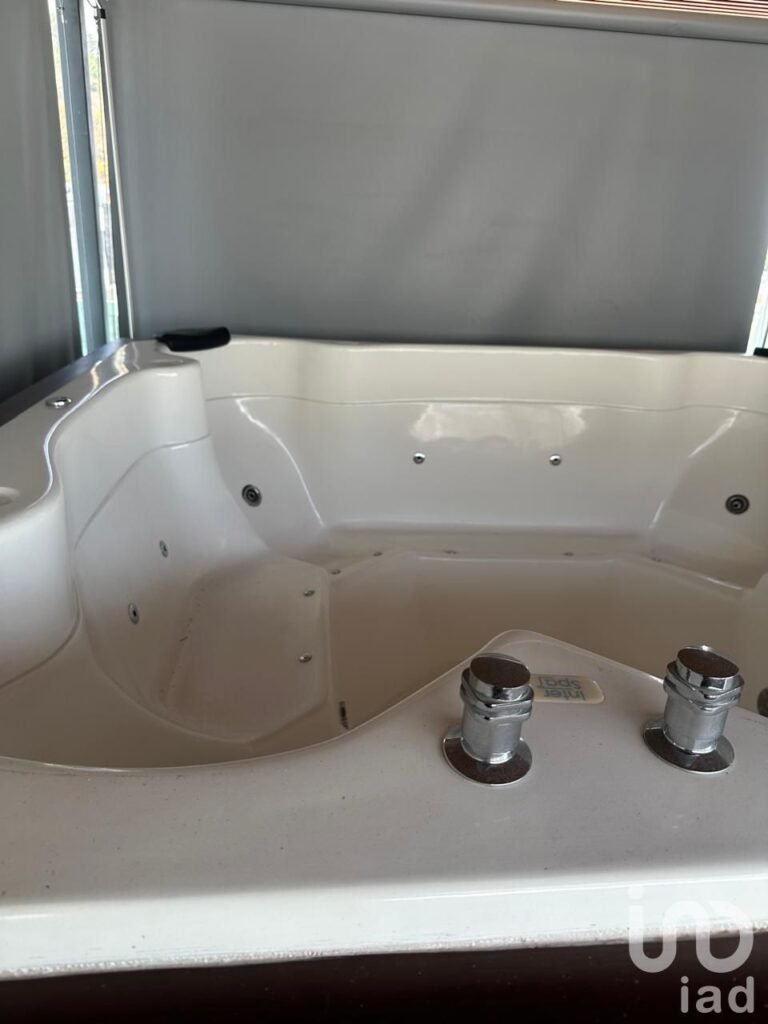 SE VENDE CASA EN FRACCIONAMIENTO LA RIOJA TLAJOMULCO DE ZUÑIGA JALISCO