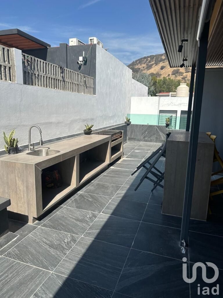 SE VENDE CASA EN FRACCIONAMIENTO LA RIOJA TLAJOMULCO DE ZUÑIGA JALISCO