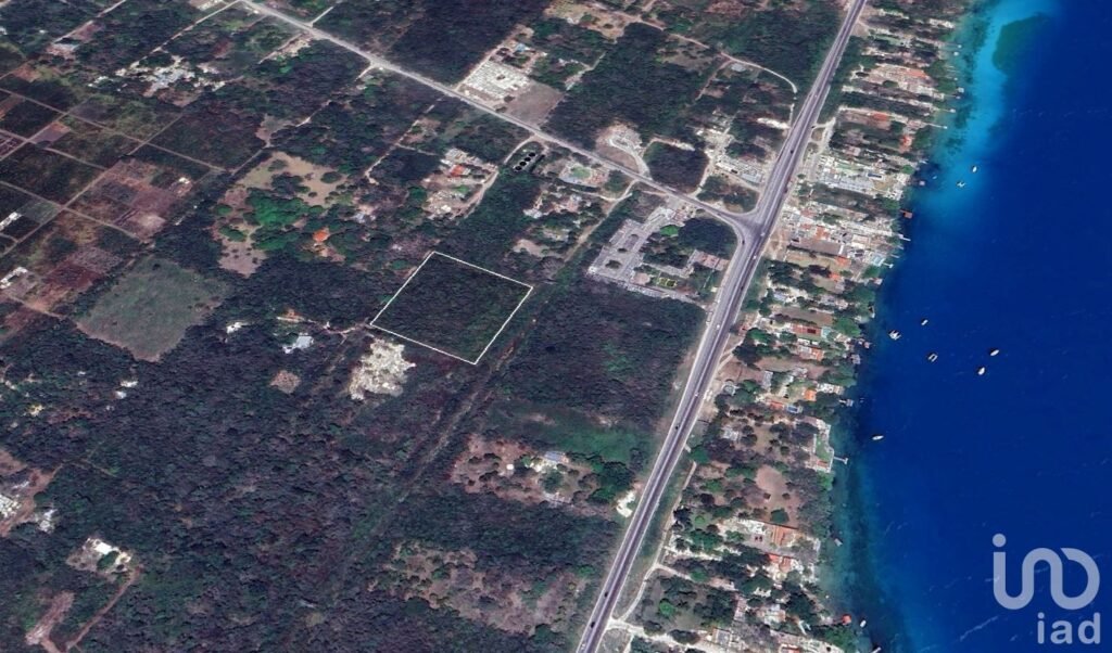 Terreno estratégico en Bacalar 10,000 m² 150 m de la laguna Uso mixto ideal para hotel o desarrollo