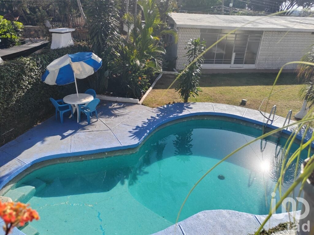 Casa en Reforma Cuernavaca 1,162 m² Terreno Alberca Bungalow y 12 Estacionamientos