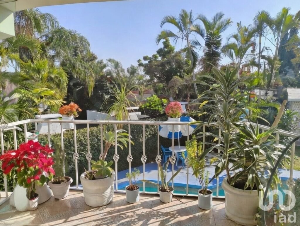 Casa en Reforma Cuernavaca 1,162 m² Terreno Alberca Bungalow y 12 Estacionamientos