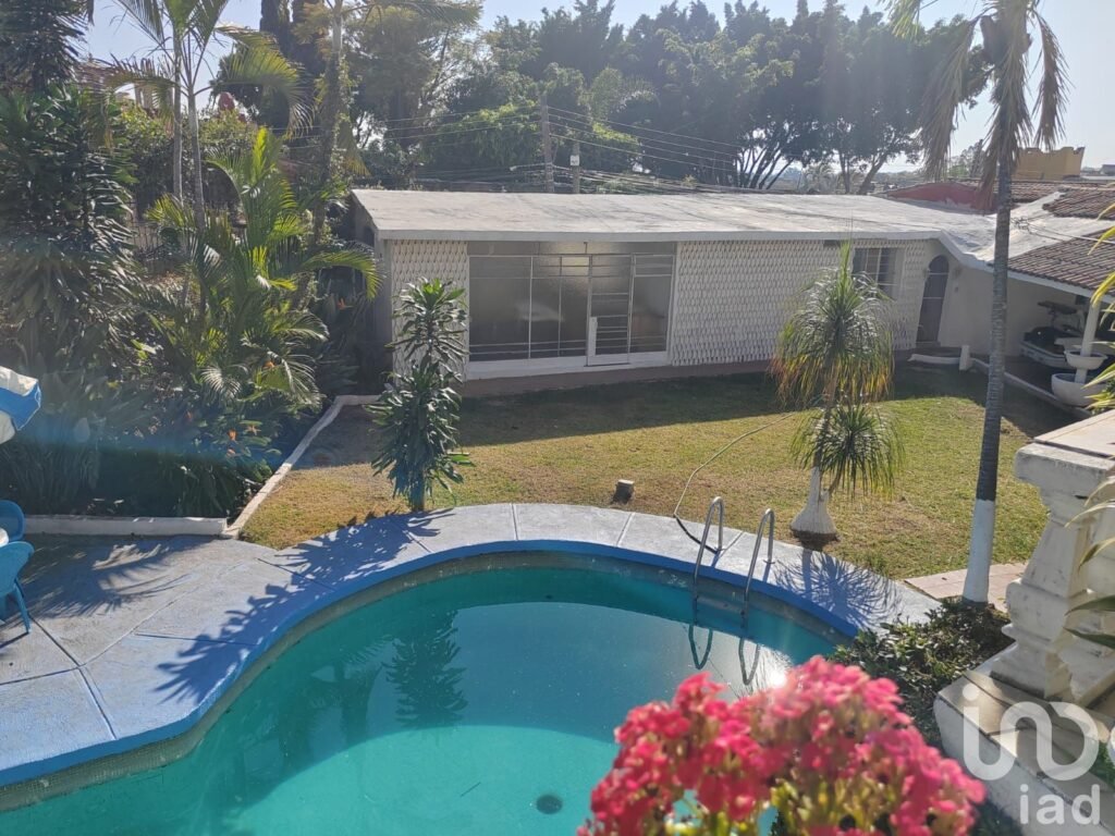 Casa en Reforma Cuernavaca 1,162 m² Terreno Alberca Bungalow y 12 Estacionamientos