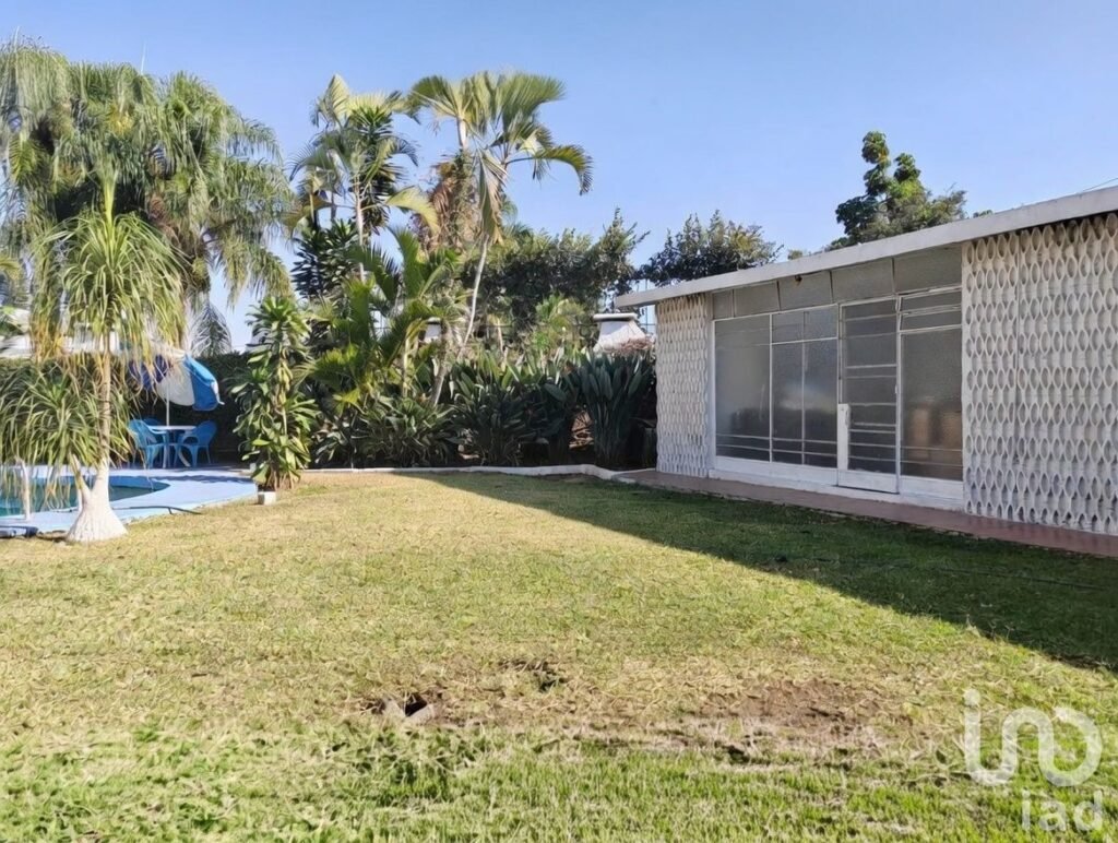 Casa en Reforma Cuernavaca 1,162 m² Terreno Alberca Bungalow y 12 Estacionamientos