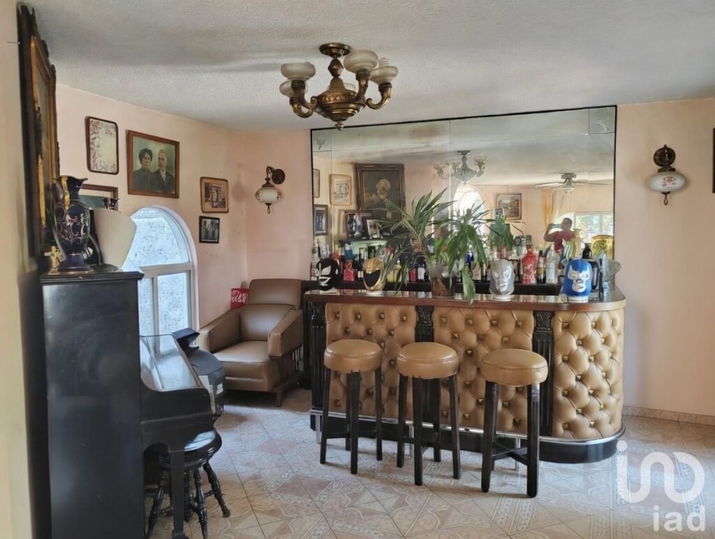 Casa en Reforma Cuernavaca 1,162 m² Terreno Alberca Bungalow y 12 Estacionamientos