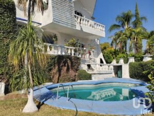 Casa en Reforma Cuernavaca 1,162 m² Terreno Alberca Bungalow y 12 Estacionamientos