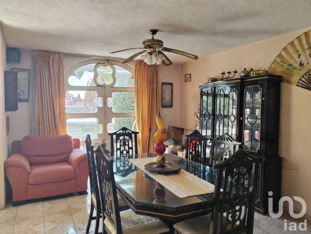 Casa en Reforma Cuernavaca 1,162 m² Terreno Alberca Bungalow y 12 Estacionamientos