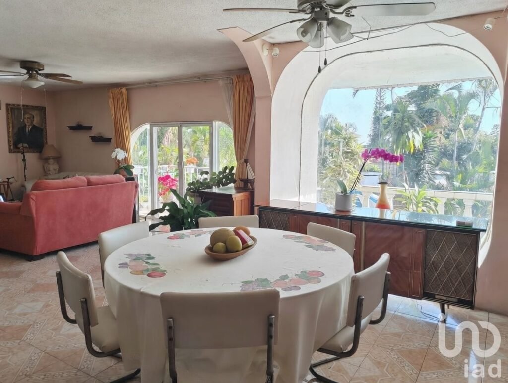 Casa en Reforma Cuernavaca 1,162 m² Terreno Alberca Bungalow y 12 Estacionamientos