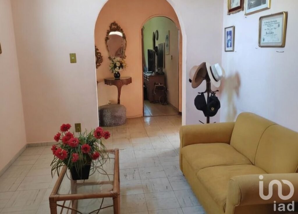 Casa en Reforma Cuernavaca 1,162 m² Terreno Alberca Bungalow y 12 Estacionamientos